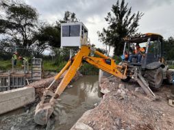 Autoridades municipales introdujeron una retroexcavadora para retirar el tapón con el fin de darle flujo al canal. ESPECIAL