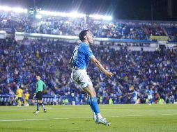 Alexis Gutiérrez celebra su gol, el tercero del Cruz Azul, que terminó una racha de tres años y siete juegos sin derrotar a las Águilas. IMAGO7/R. Vadillo