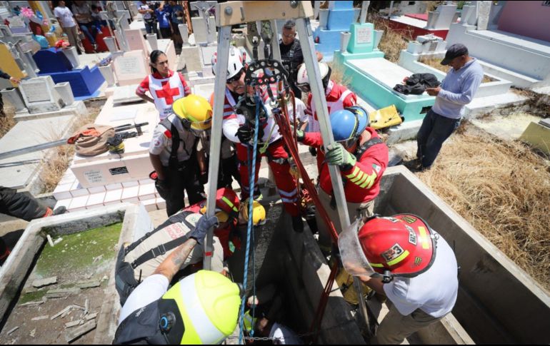 Cerca de las 13:00 horas se reportó que un hombre había caído al interior de la cripta, por lo que personal de Protección Civil de Guadalajara llegó al lugar para comenzar con las labores de rescate. CORTESÍA / Protección Civil y Bomberos de Guadalajara