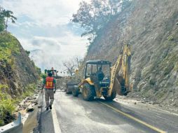 Personal de la SIOP trabaja para reabrir la carretera. ESPECIAL