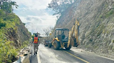 Personal de la SIOP trabaja para reabrir la carretera. ESPECIAL