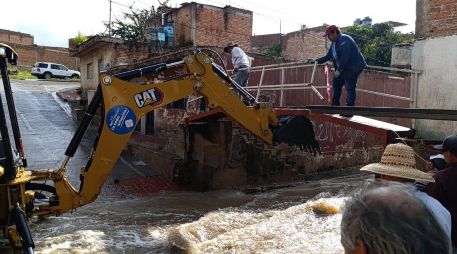 Se reportaron inundaciones y fuertes corrientes de agua en las calles de la localidad, con algunos vehículos quedando parcialmente cubiertos por la crecida del agua. ESPECIAL / Facebook Gobierno de Jamay