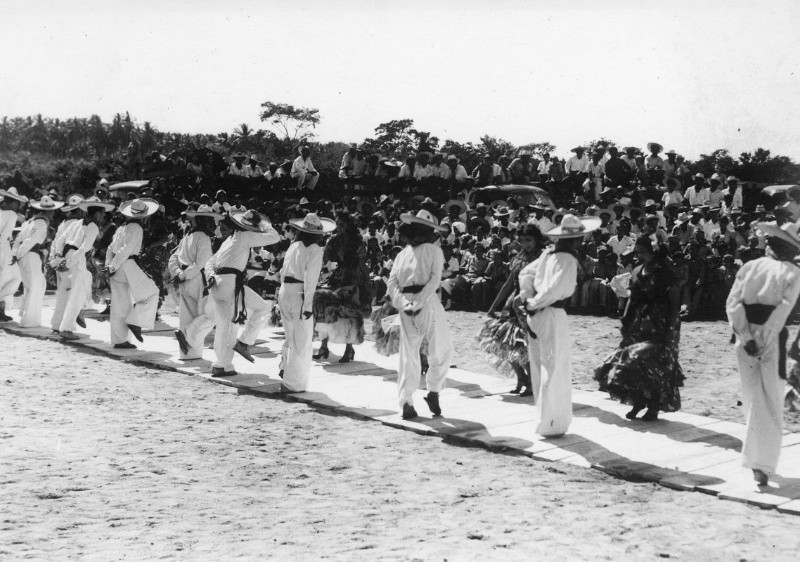 Alumnos de la Escuela Normal del Estado bailan el Jarabe Tapatio y el Pericon Argentino en la inauguración del centro Escolar de Cihuatlán, Diciembre de 1946. EL INFORMADOR/ARCHIVO 