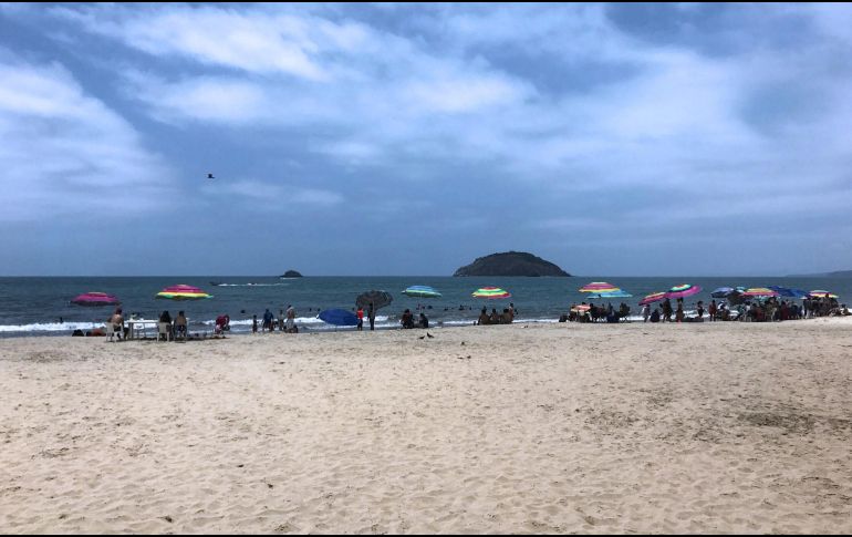 Rincón de Guayabitos es reconocido como la alberca más grande del mundo, por sus olas tranquilas; además, existen salidas de la playa hacia la isla del Coral, famosa por sus arenas blancas. EL INFORMADOR / ARCHIVO