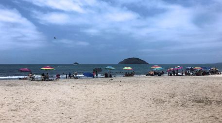 Rincón de Guayabitos es reconocido como la alberca más grande del mundo, por sus olas tranquilas; además, existen salidas de la playa hacia la isla del Coral, famosa por sus arenas blancas. EL INFORMADOR / ARCHIVO