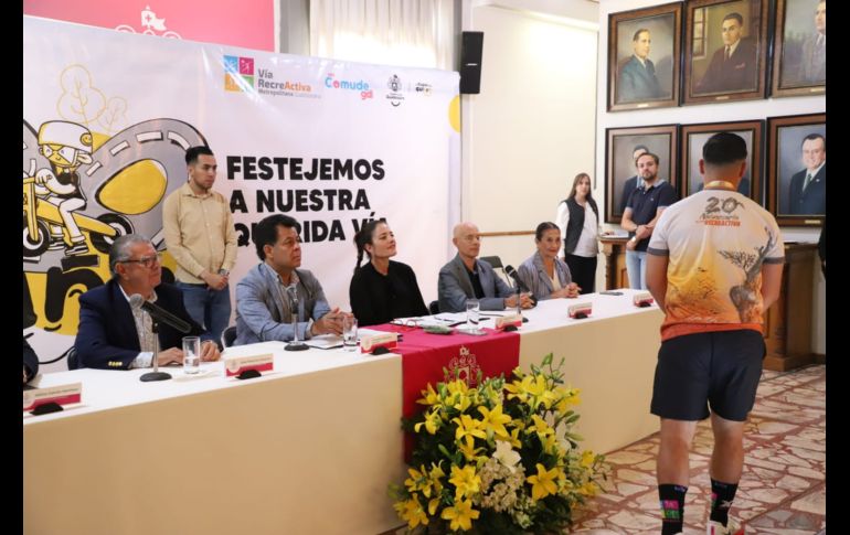 El Ayuntamiento de Guadalajara, en colaboración con el Consejo Municipal de Deporte (Comude), presentó la agenda de actividades en el marco de la celebración del vigésimo aniversario de la Vía RecreActiva en la ciudad. CORTESÍA / Ayuntamiento de Guadalajara