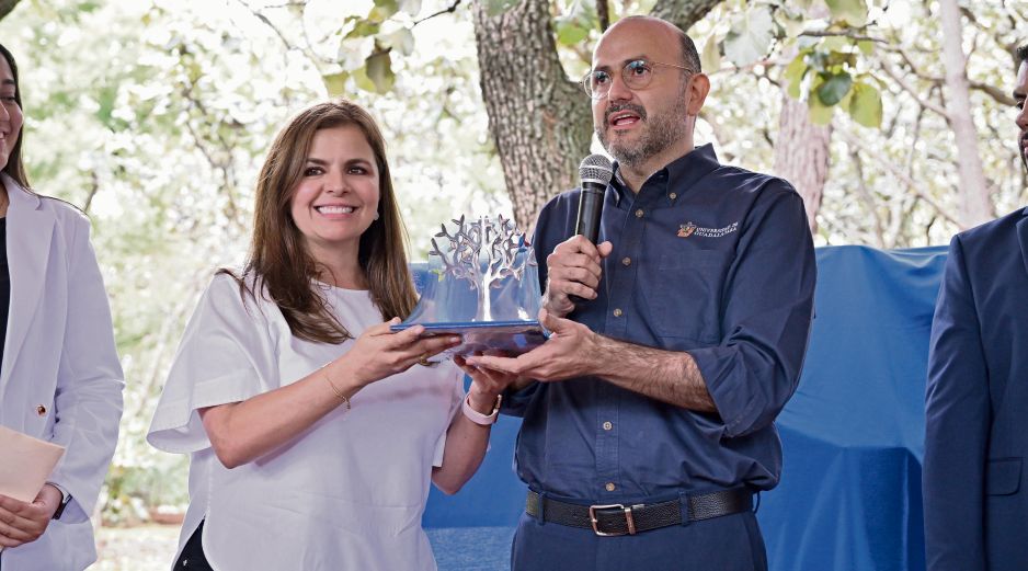 Karla Planter Pérez y Ricardo Villanueva Lomelí, durante el evento. CORTESÍA