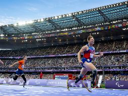 Hunter Woodhall (der.) se hizo viral por el festejo con su esposa Tara, campeona olímpica. EFE/J. Marklund