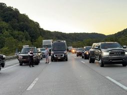 CNN difundió unas imágenes en las que se aprecian varios vehículos parados o cruzados en medio de una carretera en lo que aparenta ser una escena caótica. EFE