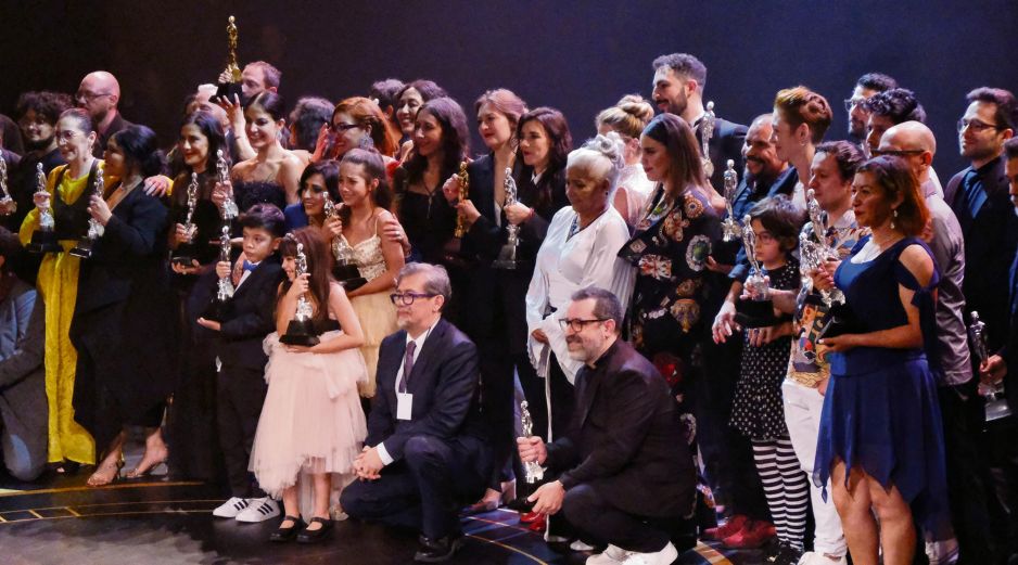 Armando Casas, director de la AMACC (corbata negra), anunció que fortalecerán en caracter itinerante de la Academia, ayer durante la entrega de premios.  ESPECIAL