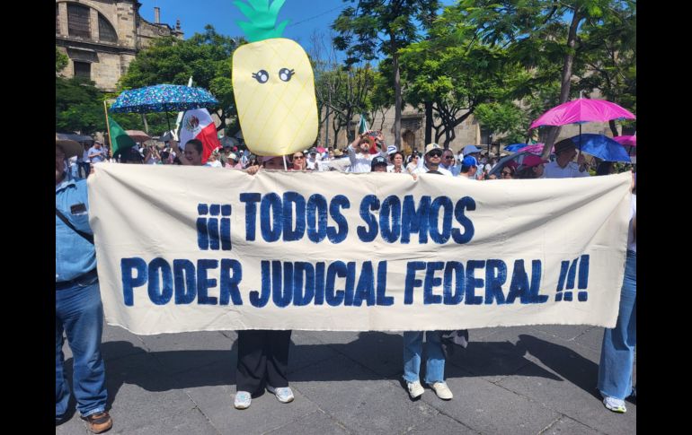 Esta mañana cientos de personas y trabajadores del Poder Judicial de la Federación en Jalisco volvieron a tomar las calles de la Zona Centro de Guadalajara para manifestarse en contra de la reforma al Poder Judicial. EL INFORMADOR / O. González