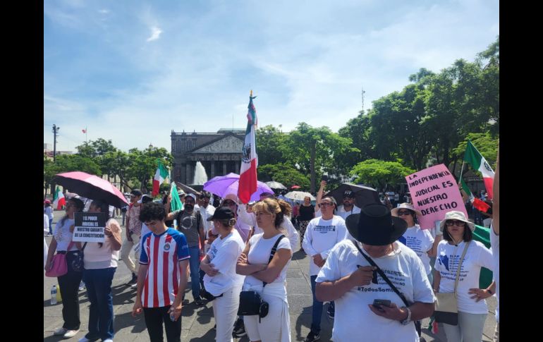 Esta mañana cientos de personas y trabajadores del Poder Judicial de la Federación en Jalisco volvieron a tomar las calles de la Zona Centro de Guadalajara para manifestarse en contra de la reforma al Poder Judicial. EL INFORMADOR / O. González