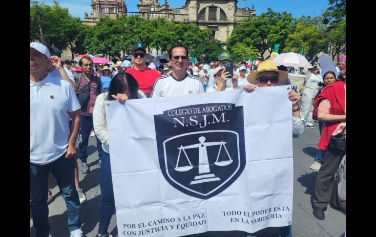 Esta mañana cientos de personas y trabajadores del Poder Judicial de la Federación en Jalisco volvieron a tomar las calles de la Zona Centro de Guadalajara para manifestarse en contra de la reforma al Poder Judicial. EL INFORMADOR / O. González