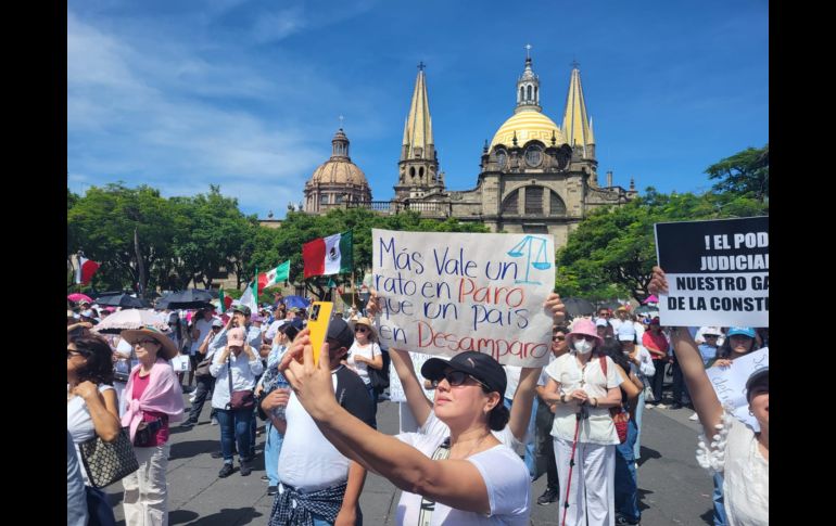 Esta mañana cientos de personas y trabajadores del Poder Judicial de la Federación en Jalisco volvieron a tomar las calles de la Zona Centro de Guadalajara para manifestarse en contra de la reforma al Poder Judicial. EL INFORMADOR / O. González