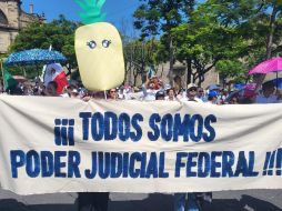 Esta mañana cientos de personas y trabajadores del Poder Judicial de la Federación en Jalisco volvieron a tomar las calles de la Zona Centro de Guadalajara para manifestarse en contra de la reforma al Poder Judicial. EL INFORMADOR / O. González