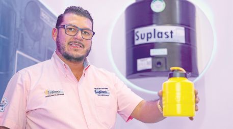 El director de Suplast afirmó que la calidad de sus productos y los precios accesibles le han permitido a su negocio competir en un mercado particularmente difícil por la presencia de grandes marcas. EL INFORMADOR/ H. Figueroa