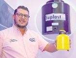 El director de Suplast afirmó que la calidad de sus productos y los precios accesibles le han permitido a su negocio competir en un mercado particularmente difícil por la presencia de grandes marcas. EL INFORMADOR/ H. Figueroa