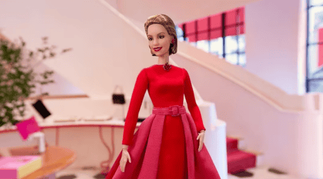 La Barbie Carolina Herrera luce un vestido columna de color rojo, realzado con una falda desmontable en tono rosa. ESPECIAL / MATTEL