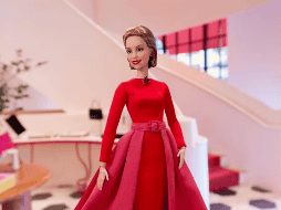 La Barbie Carolina Herrera luce un vestido columna de color rojo, realzado con una falda desmontable en tono rosa. ESPECIAL / MATTEL