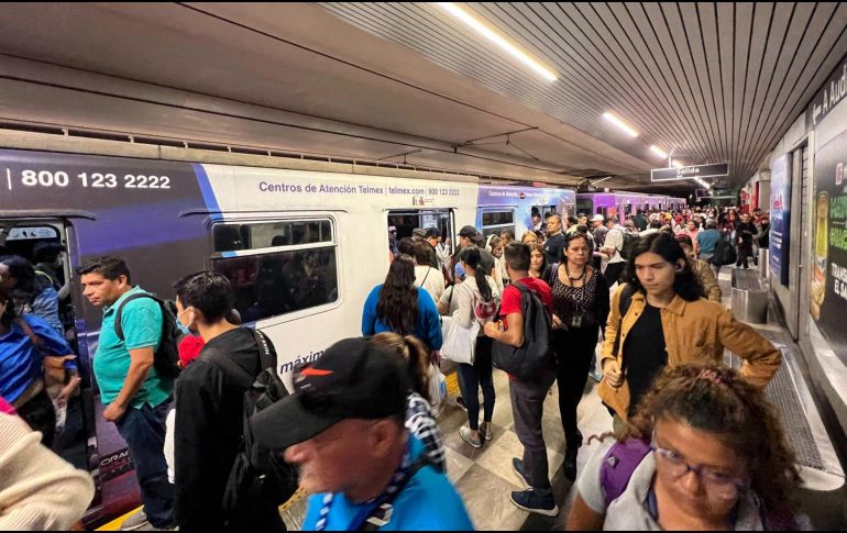 No es el primer usuario que se quede atrapado entre las puertas de cristal del Tren Ligero. EL INFORMADOR/ ARCHIVO