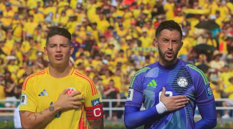 James Rodríguez y Camilo Vargas. El delantero anotó un gol y dio una asistencia, aunque también propició el gol argentino. EFE/R. Maldonado