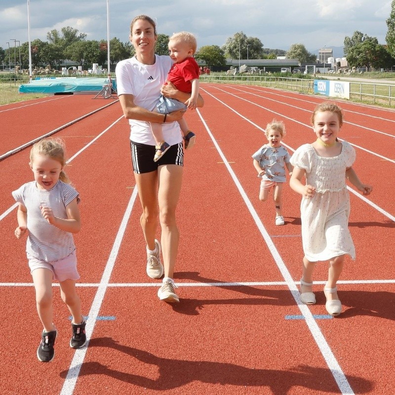 Elena Congost junto a sus hijos. ESPECIAL/INSTAGRAM @elenacongost