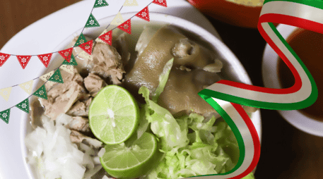 Una noche mexicana es enmarcada con platillos y bebidas típicos, entre los que destacan el pozole, el platillo más famoso para las fiestas patrias. EL INFORMADOR / ARCHIVO