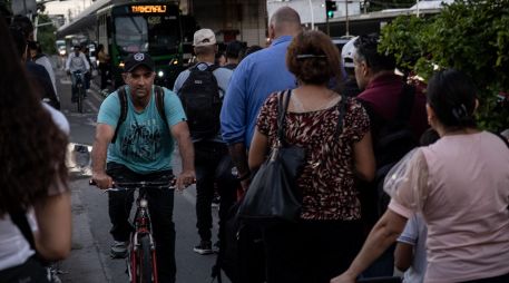 La parada de camiones ubicada en Ávila Camacho, cerca de la estación Plaza Patria de la Línea 3, es un punto que pone en riesgo a los usuarios del transporte público por el paso de ciclistas, usuarios de patines y hasta motociclistas.  EL INFORMADOR/J. Urrutia