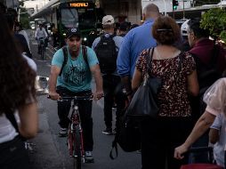 La parada de camiones ubicada en Ávila Camacho, cerca de la estación Plaza Patria de la Línea 3, es un punto que pone en riesgo a los usuarios del transporte público por el paso de ciclistas, usuarios de patines y hasta motociclistas.  EL INFORMADOR/J. Urrutia