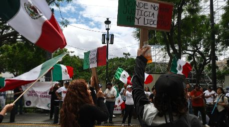 Alrededor de 50 personas con banderas de México y pancartas, rechazan la reforma y exigieron al Congreso no avalar la reforma. EL INFORMADOR/J.URRUTIA