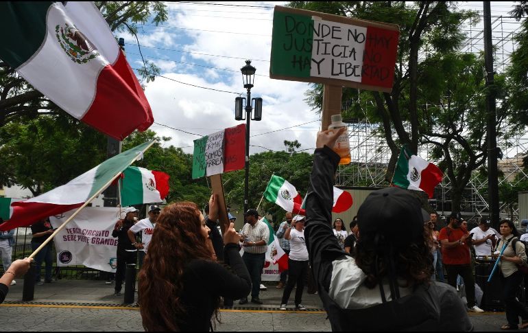 Alrededor de 50 personas con banderas de México y pancartas, rechazan la reforma y exigieron al Congreso no avalar la reforma. EL INFORMADOR/J.URRUTIA