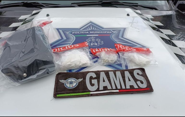 Los uniformados aseguraron una mochila que contenía cerca de 11 envoltorios y cuatro bolsas con presuntas metanfetaminas conocidas como crystal. CORTESÍA/ Policía de Guadalajara.