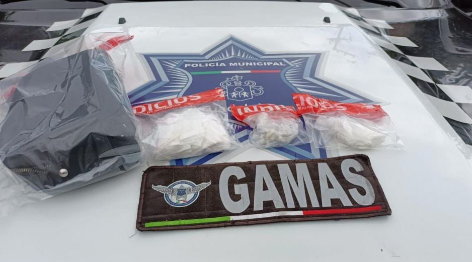 Los uniformados aseguraron una mochila que contenía cerca de 11 envoltorios y cuatro bolsas con presuntas metanfetaminas conocidas como crystal. CORTESÍA/ Policía de Guadalajara.