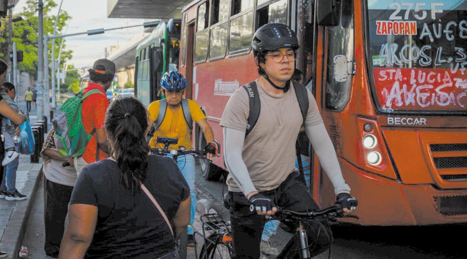 Los usuarios de transporte público y quienes viajan en las ciclovías deben cuidarse de no sufrir accidentes. EL INFORMADOR/ J. Urrutia