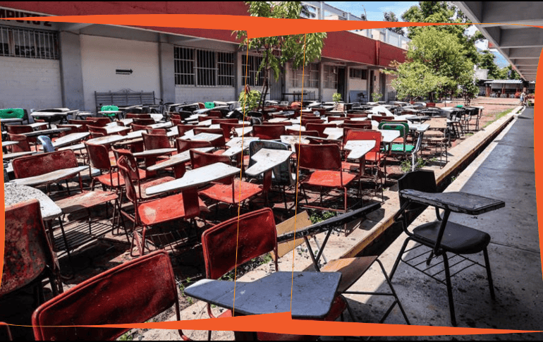 En medio de la amenaza que representa el dengue para los ciudadanos de Acapulco, los alumnos también regresaron a clases pese a los estragos del huracán Otis. EFE/ David Guzmán/ ESPECIAL/ CANVA