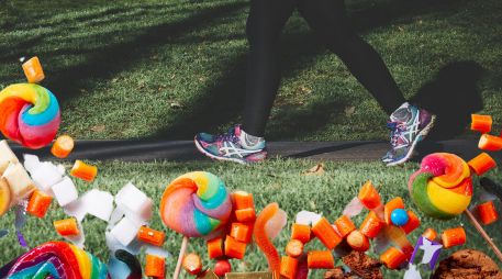 Los resultados de la investigación destacan que caminar no solo ayuda a controlar los antojos, sino que también contribuye a mejorar la salud en general. ESPECIAL / Foto de Arek Adeoye en Unsplash