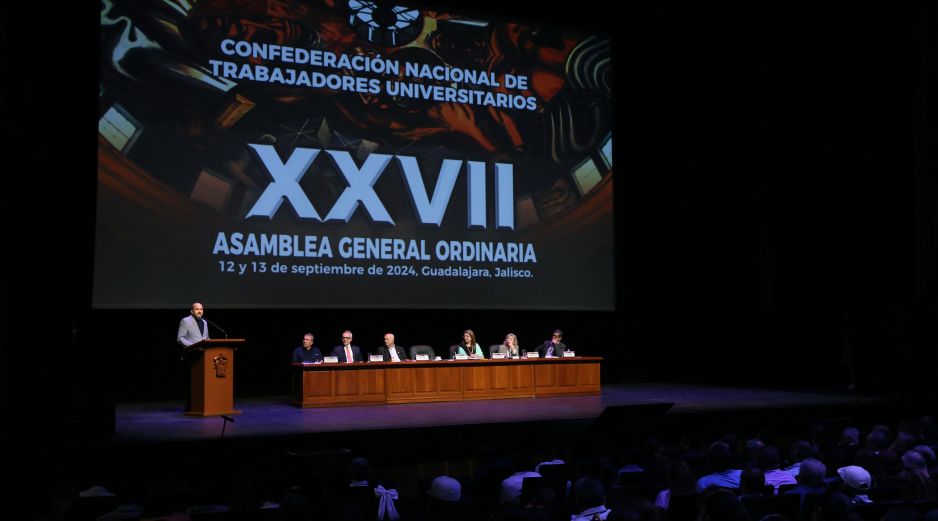 El Rector General, junto con los líderes de sindicatos y el Secretario de la CONTU, inauguraron la asamblea de diálogo y reflexión sindical en el CSAE. ESPECIAL/UdeG