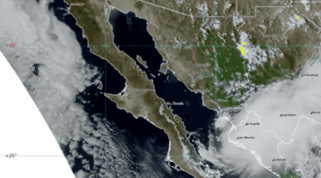 La tormenta tocó tierra cerca de Topolobampo y se desplaza hacia el norte a una velocidad de 9 km/h. X/@conagua_clima