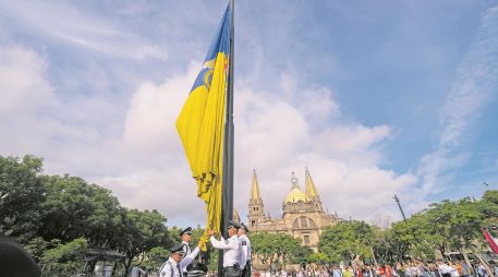 Bandera de Jalisco. En la Plaza Liberación se realizó el izamiento. ESPECIAL