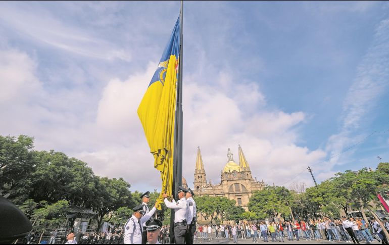 Bandera de Jalisco. En la Plaza Liberación se realizó el izamiento. ESPECIAL