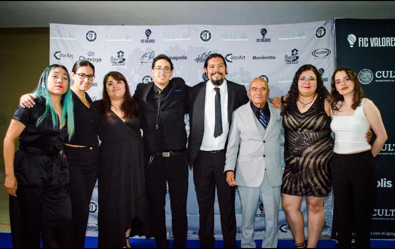 La premier contó con una alfombra azul por la cual transitaron personalidades del cine, cultura y política local. ESPECIAL.