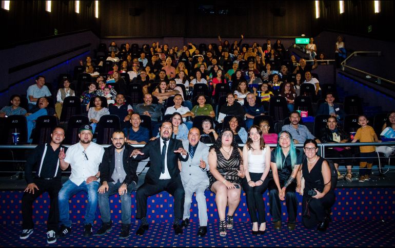 La premier contó con una alfombra azul por la cual transitaron personalidades del cine, cultura y política local. ESPECIAL.