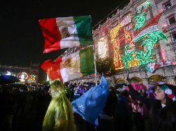 Desde tempranas horas, simpatizantes del mandatario comenzaron a llenar la explanada del Zócalo. SUN/ L. Camacho.