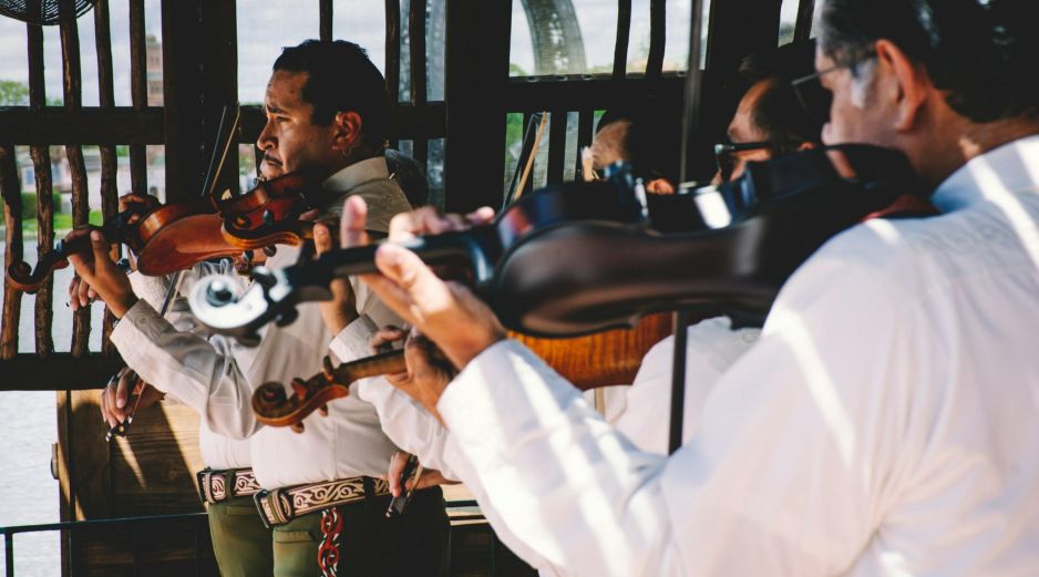 El mariachi ha trascendido el tiempo desde que comenzara a popularizarse en el siglo XIX. ESPECIAL / Foto de Samuel Ramos en Unsplash