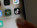 Si se prohíbe TikTok, las principales tiendas de aplicaciones, como App Store de Apple y Google Play, se verán obligadas a retirar la plataforma de sus catálogos. AFP / ARCHIVO