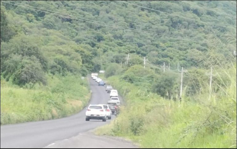 Usuarios reportaron en redes sociales que el tránsito vehicular está totalmente parado en la autopista. ESPECIAL.