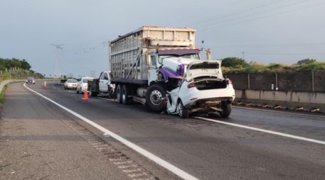 El accidente provocó que hubiera circulación parcial en la autopista. ESPECIAL