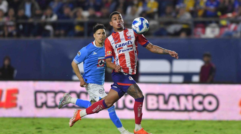 A pesar de la derrota, Cruz Azul sigue en primer lugar de la Liga MX. IMAGO7/O. Puga