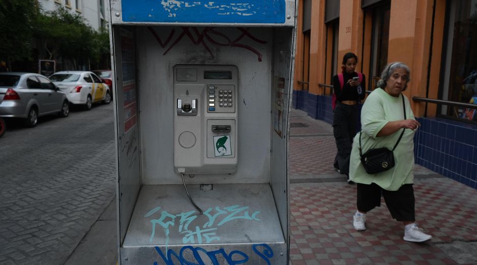 Cabina telefónica. Esta herramienta de comunicación estorba el paso a los transeúntes en el cruce de las calles Enrique González Martínez y Pedro Moreno. EL INFORMADOR/J. Urrutia