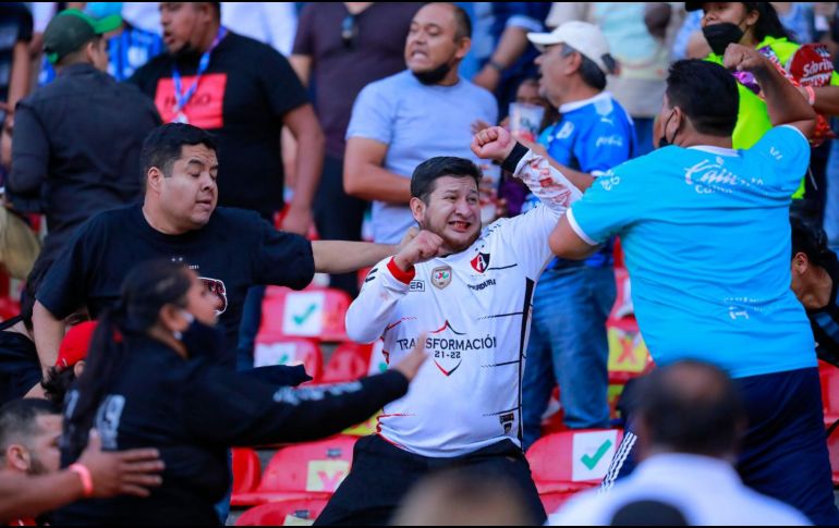 En el Estadio La Corregidora, durante el partido entre Querétaro y Atlas, se desató una trifulca monumental entre las porras de ambos equipos. IMAGO7.